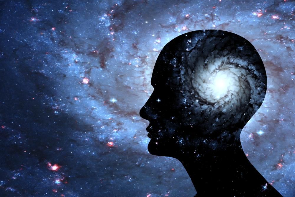 Egy ember fejének sziluettje az űrben, egy startup kutatja, hogyan hat az űr az agyunkra