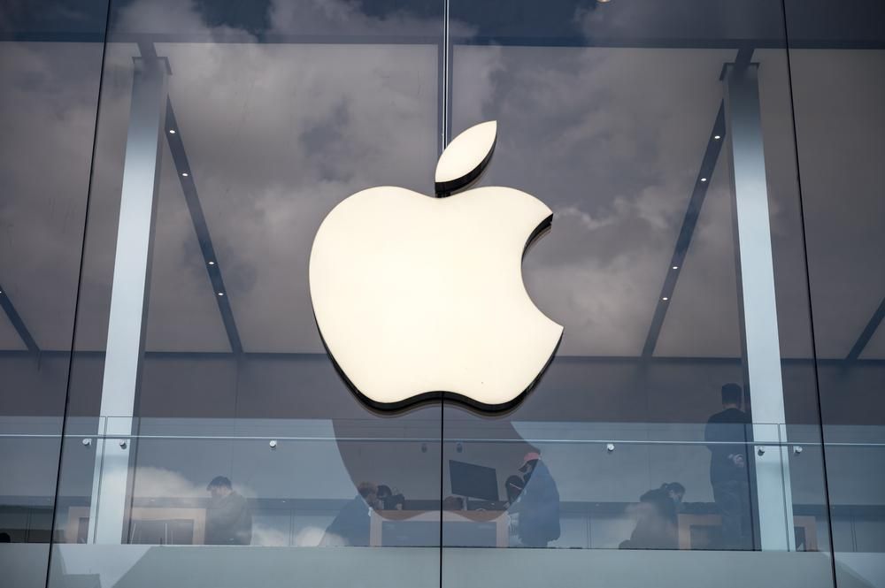 Az Apple logója egy hollandiai irodaépület üvegén