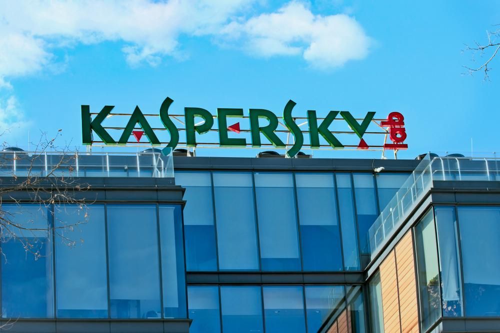 Kaspersky felirat irodaház tetején