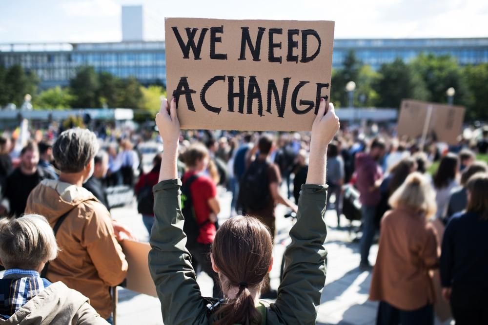 Fiatal tüntetők a klímaváltozás ellen, változásra van szükség