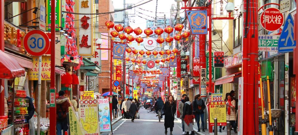 Ázsiai hangulatú utcakép piros kínai lámpások