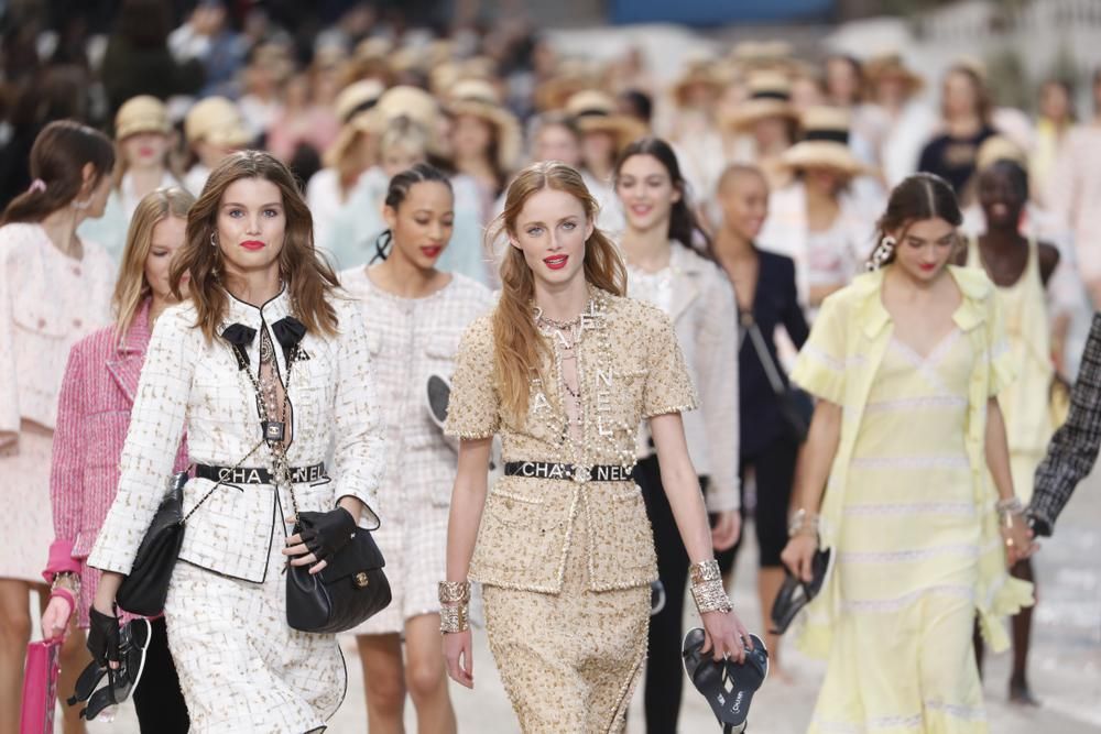 Chanel ruhákat bemutató modellek a kifutón