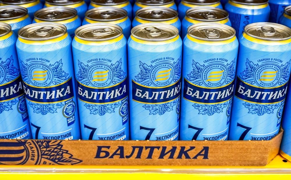 Baltika márkájú dobozos sör egy üzlet polcán