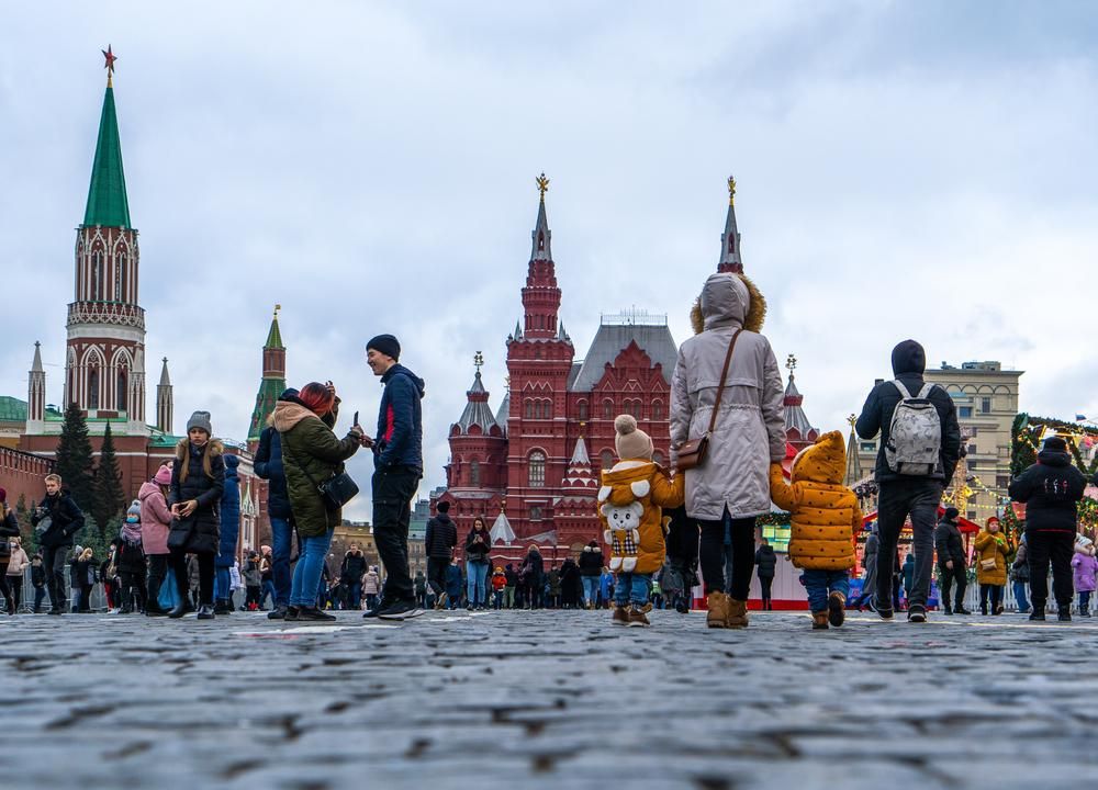 Emberek a moszkvai Vörös-téren télikabátban, februárban.