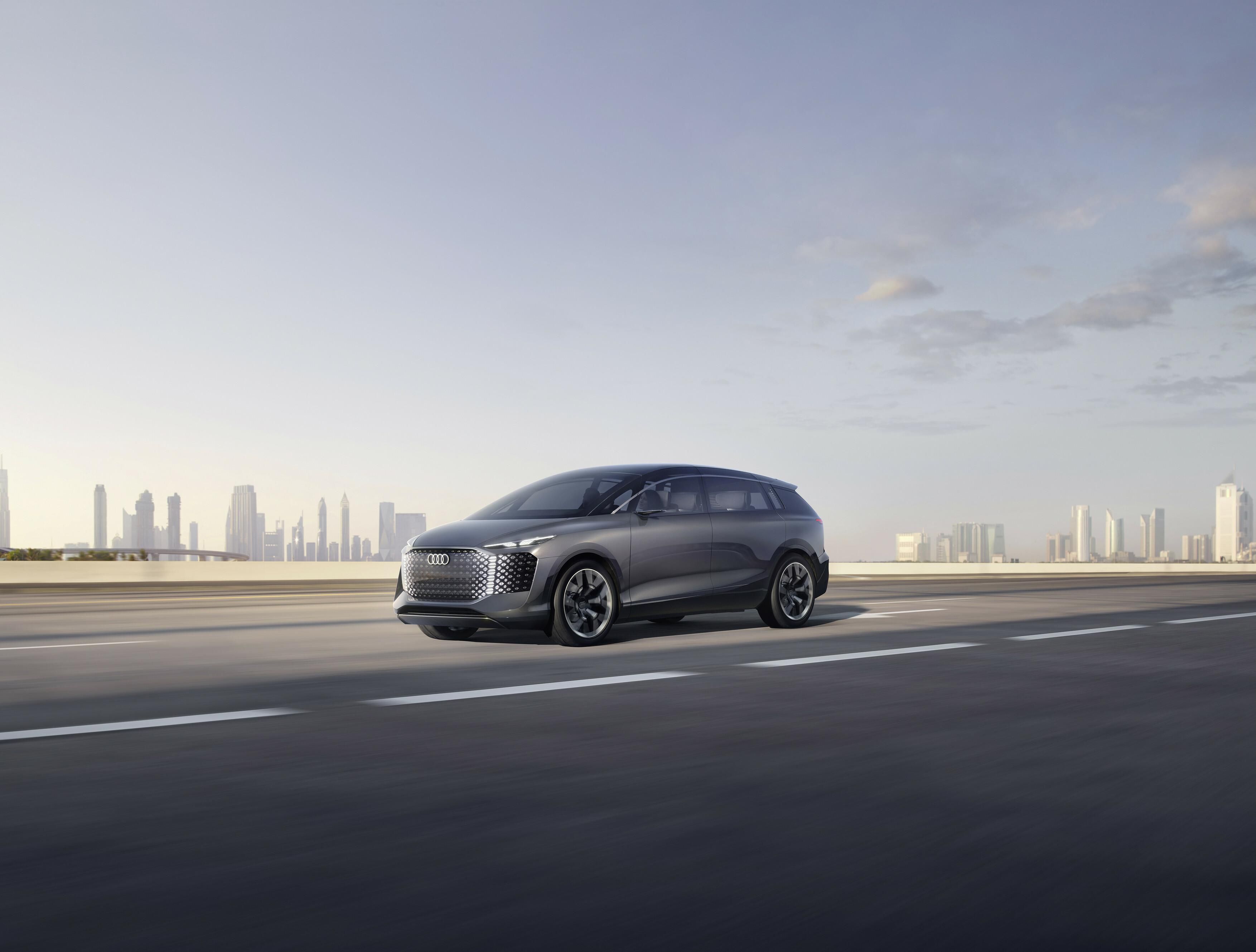 Új Audi Urbansphere elektromos autó háttérben egy nagyvárossal