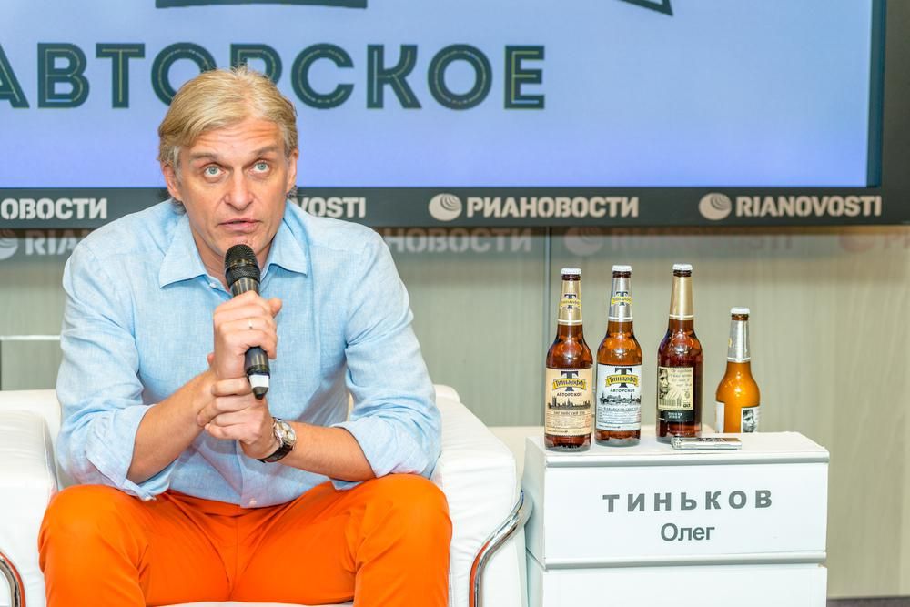 Narancssárga nadrágban ül egy orosz dollármilliárdos