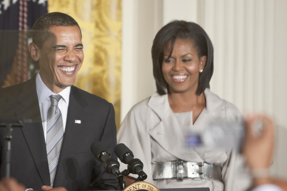 Obama-házaspár széles mosollyal