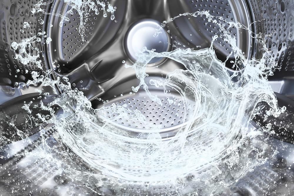 Automata mosógép belseje vízzel
