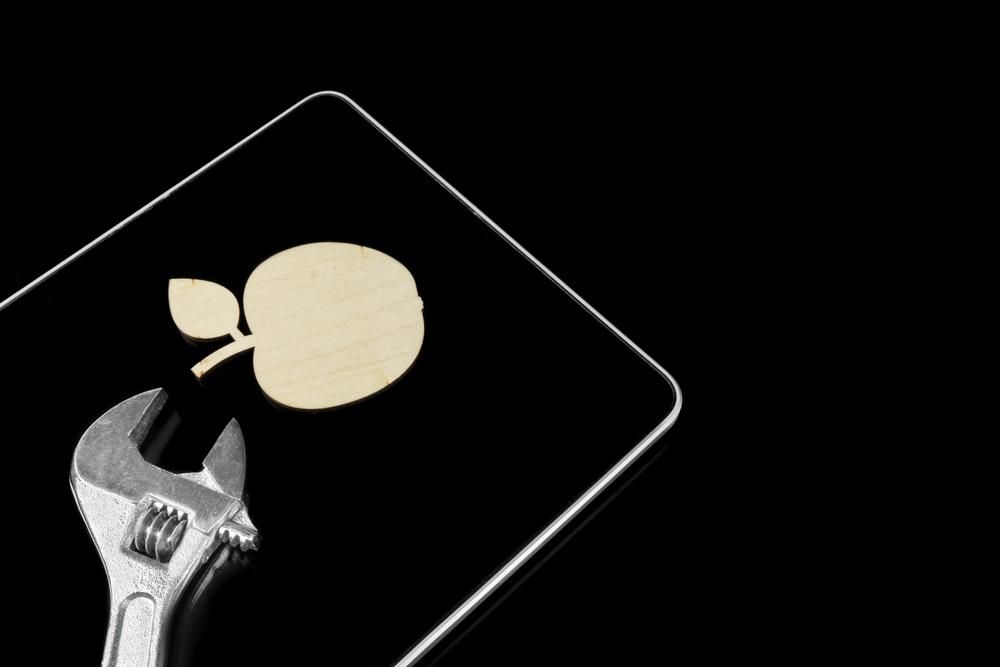 Apple tablet és egy fém szerszám talán csavarhúzó