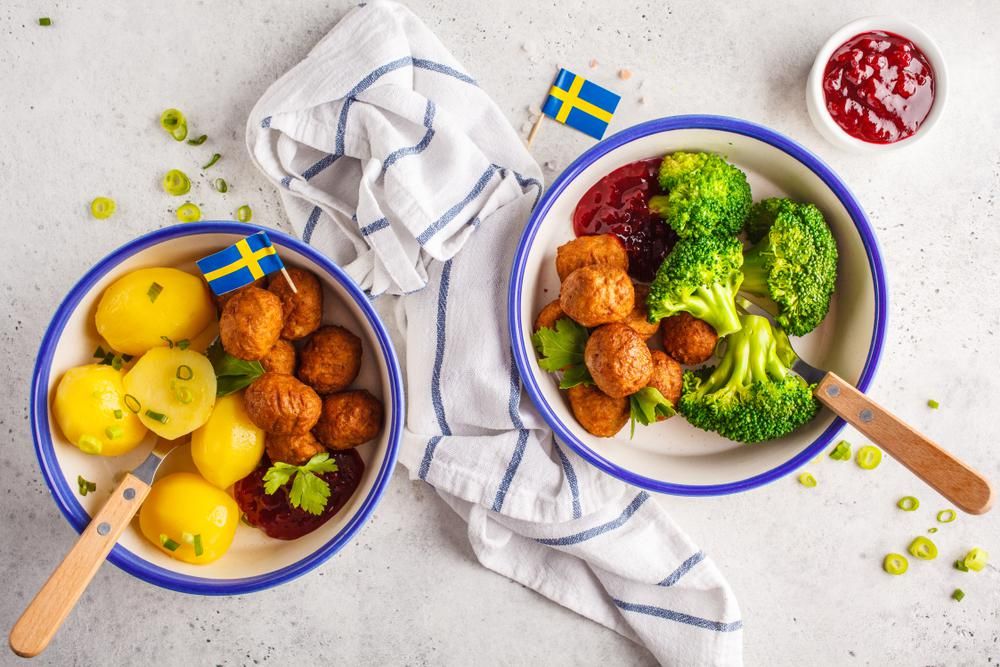Svéd húsgolyók két tállal, brokkoli és krumpli körettel