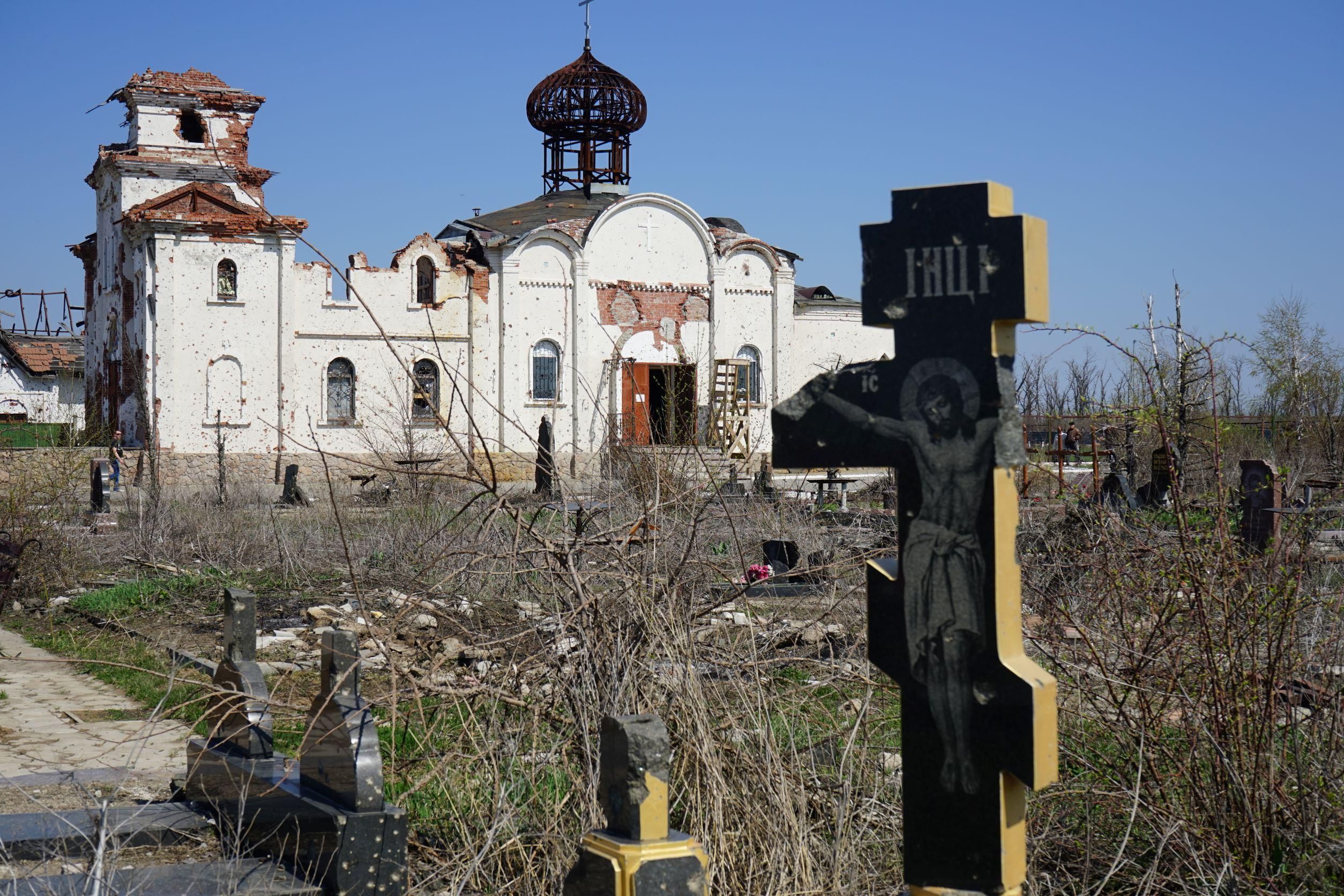 Kifosztott, szétlőtt templom és temető az ukrajnai háborúban