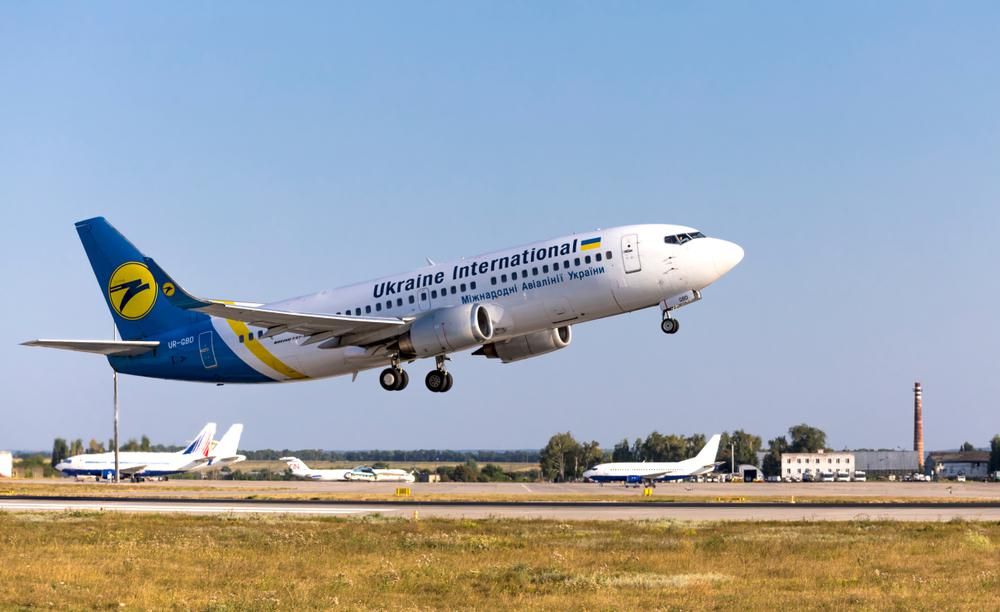 Az ukrajnai légitársaság egyik gépe kék-sárga logóval felszáll