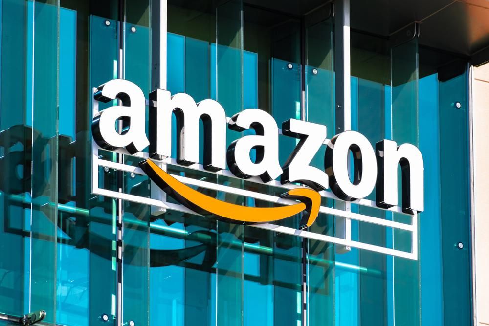 Amazon logó egy üvegfalú épületen