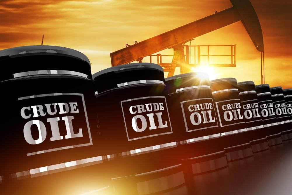 Crude oil feliratú hordók rakáson