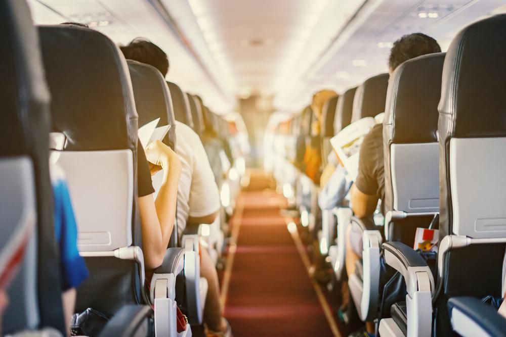 Repülőgép belsejében ülések utasokkal
