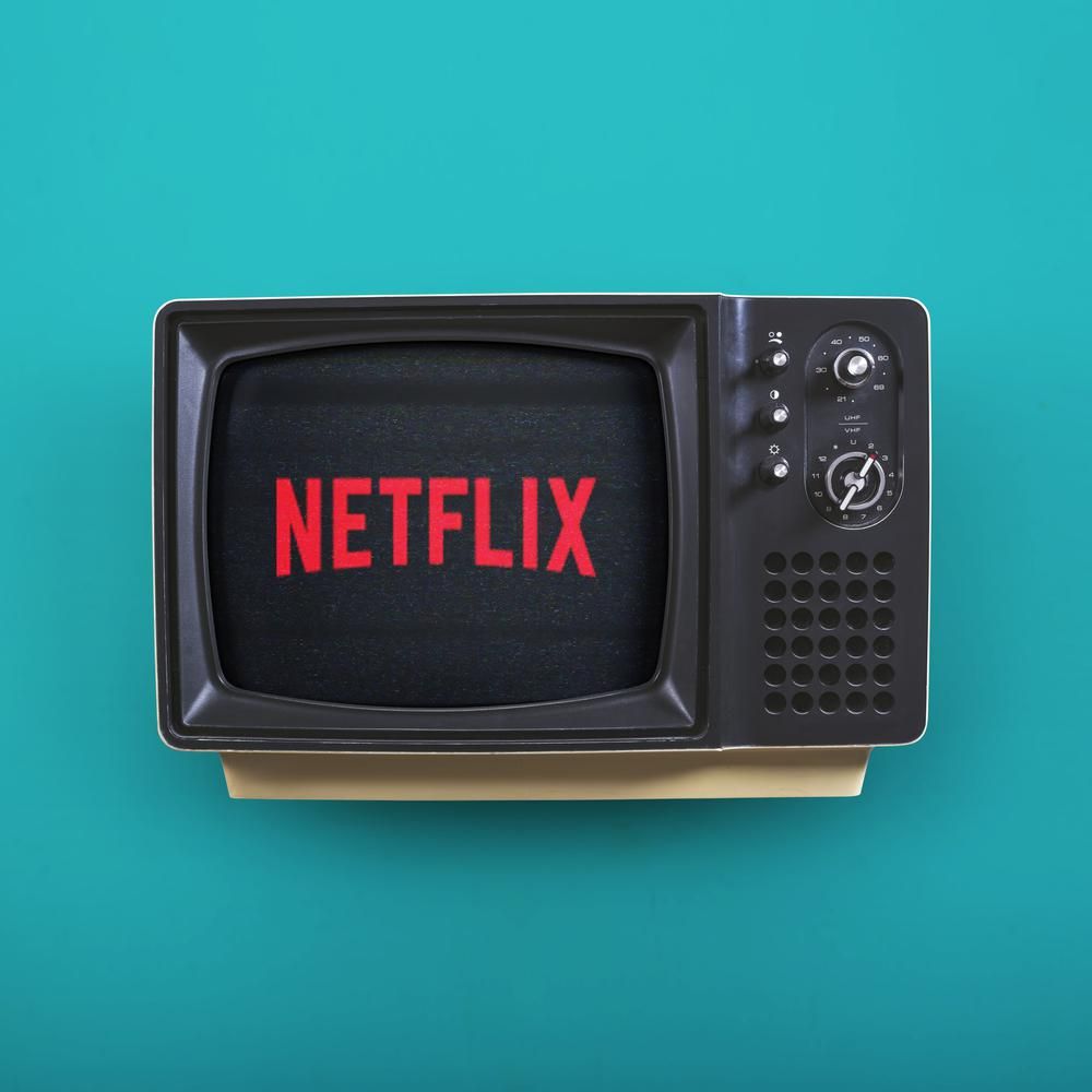 Buta tévén Netflix logó kék háttérrel