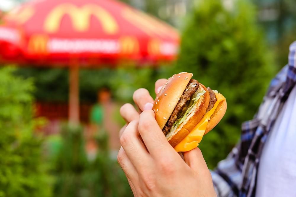 McDonalds napernyő hamburger egy férfi kezében