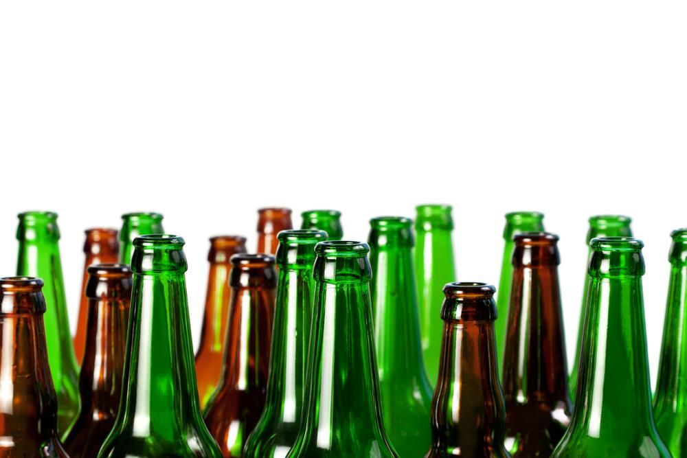 Barna és zöld üres sörösüvegek