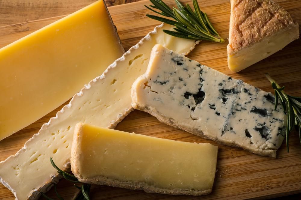 Sokféle sajt, érett és friss, sárga és fehér