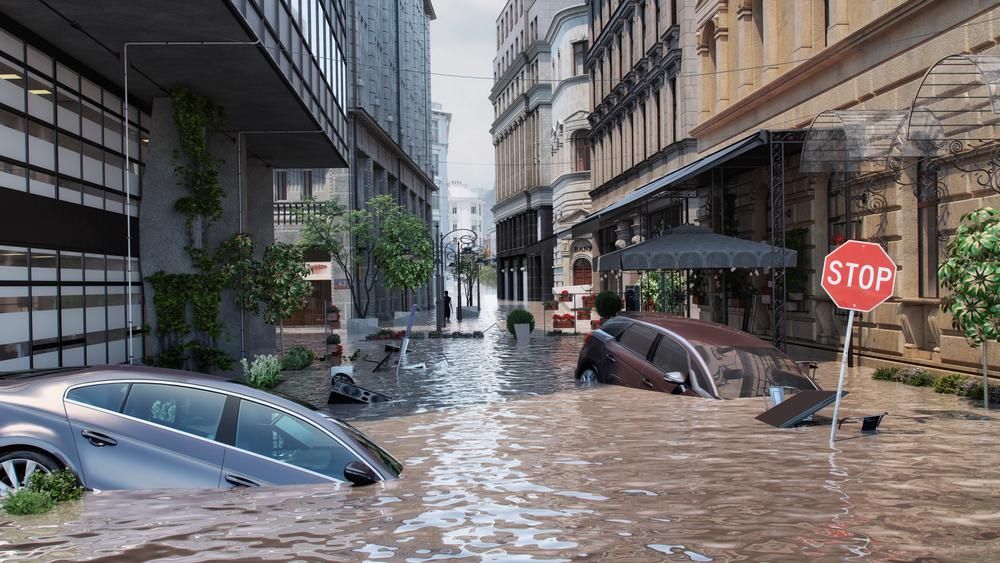 Vízzel elöntött utca, autók a vízbe állva