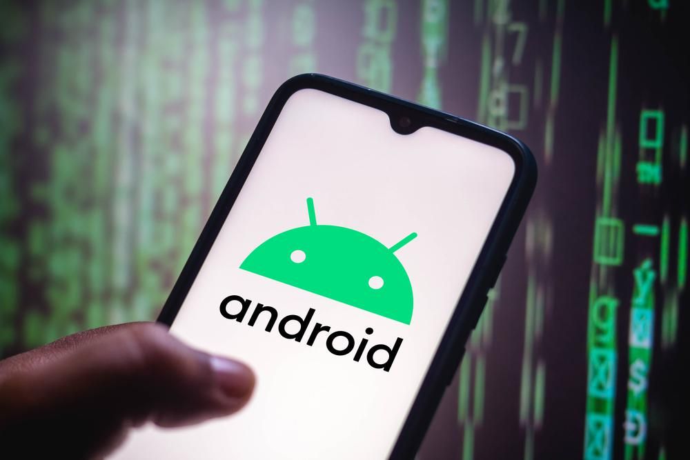 Android logó okostelefonon kézben