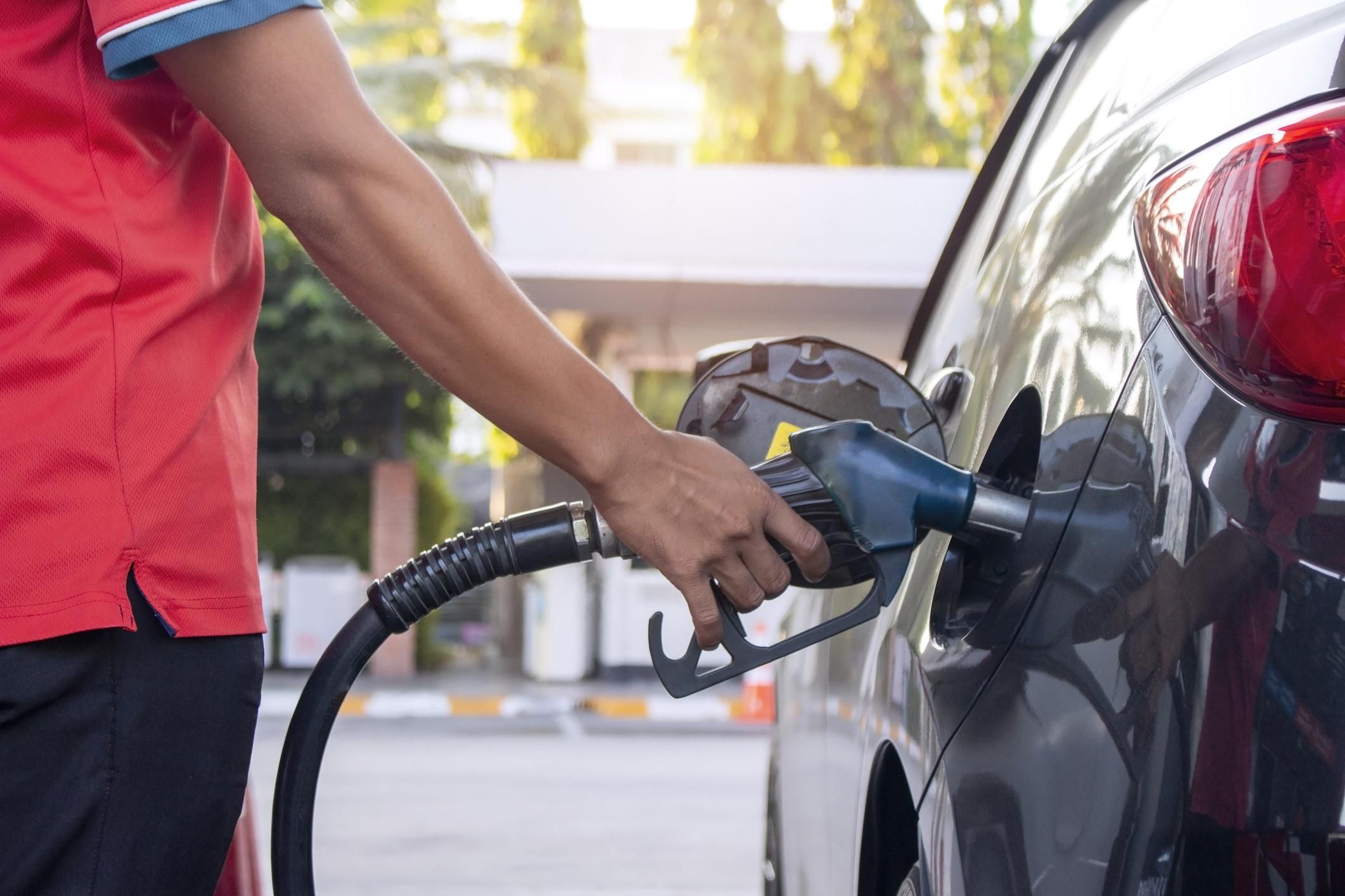 Árstopos benzint péntektől csak magyar rendszámú autókba lehet tankolni