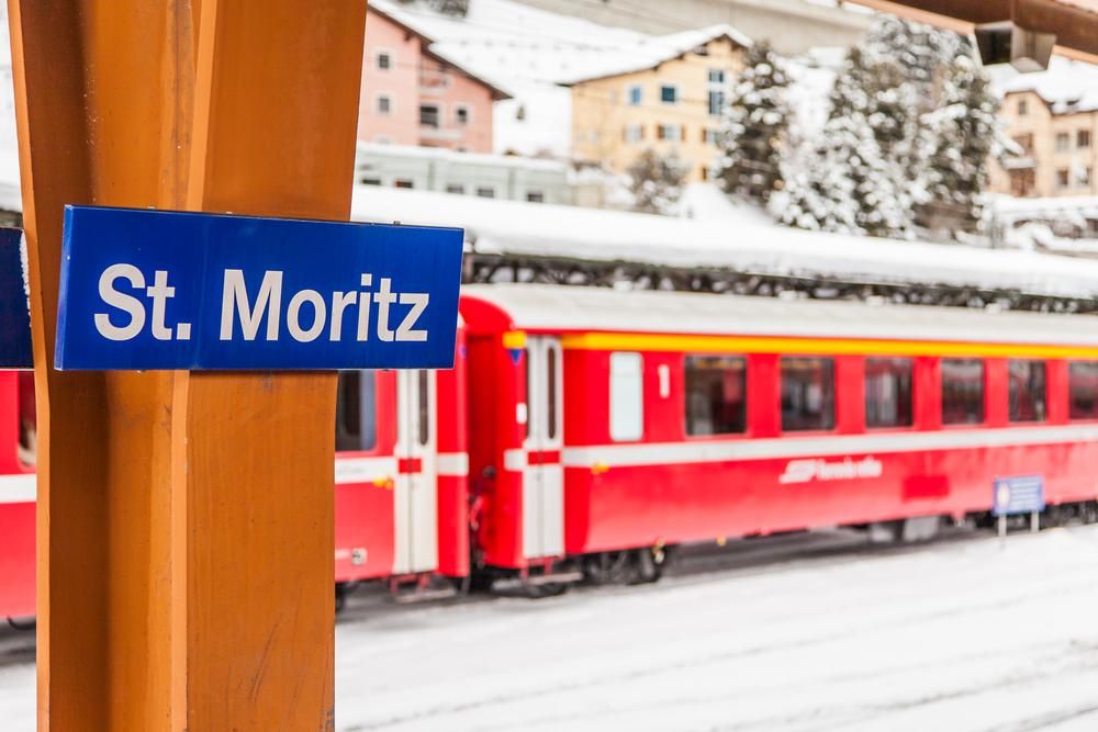 St Moritz felirat egy vasútállomáson piros vonattal