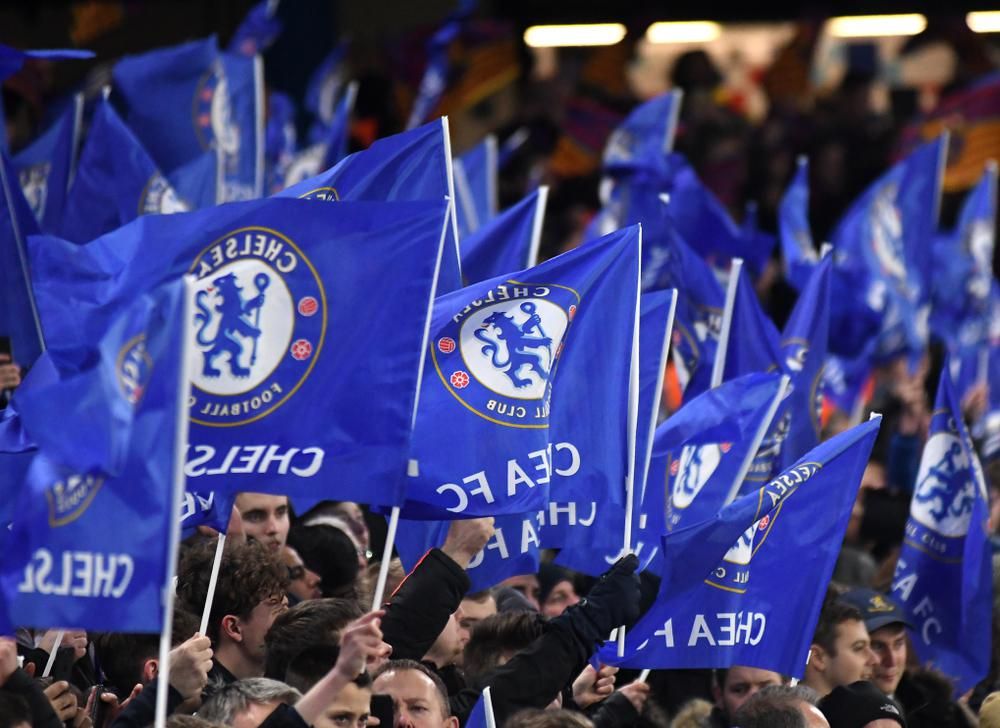 Chelsea szurkolók feje kék zászlókkal