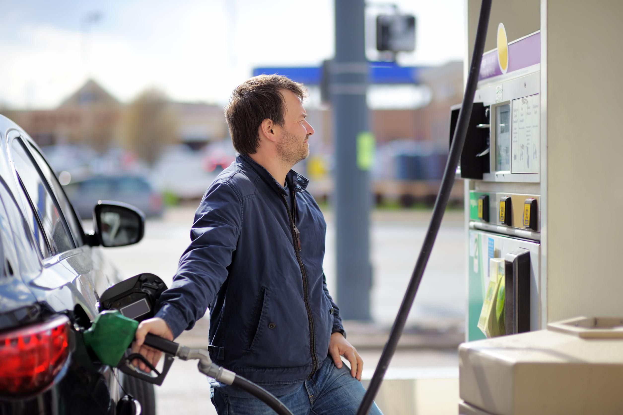 Több sértéssel kell szembesülniük a benzinkutak pénztárosainak