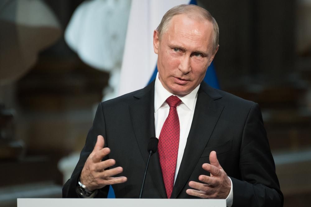 Putyin orosz elnök magyaráz egy pulpitusról
