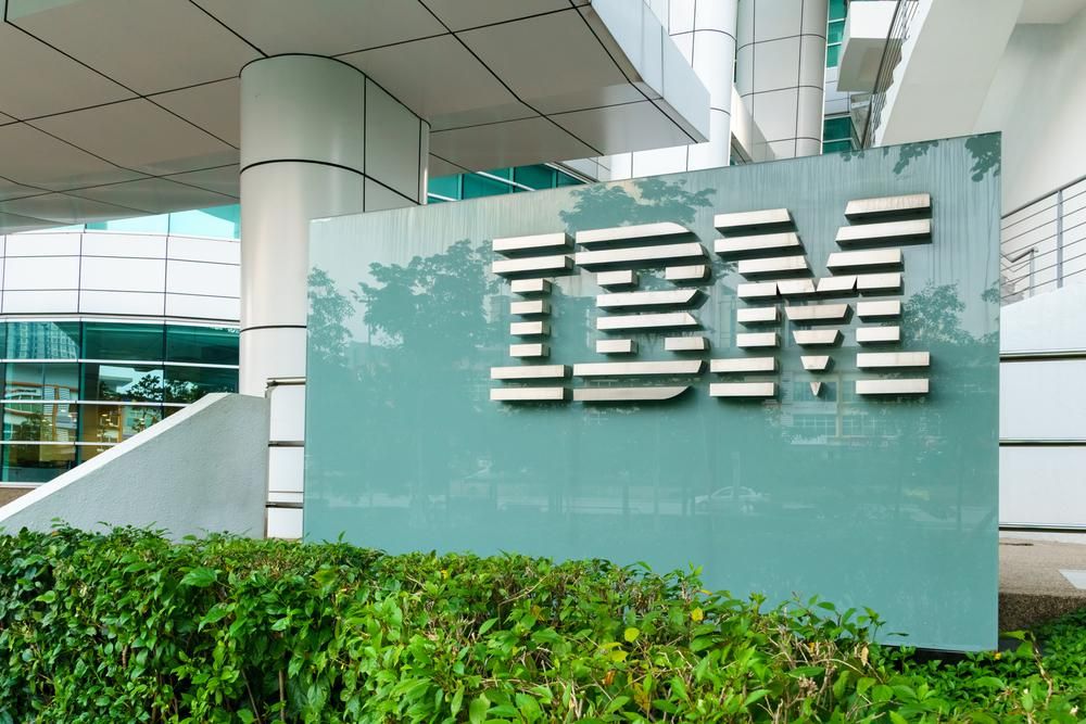 IBM logó bokrok előtt vízkék háttérrel
