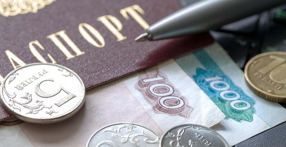 Rubel bankjegyek pénzérmék és orosz útlevél