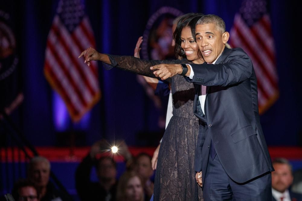 Barack és Michelle Obama feketében amerikai zászlóval
