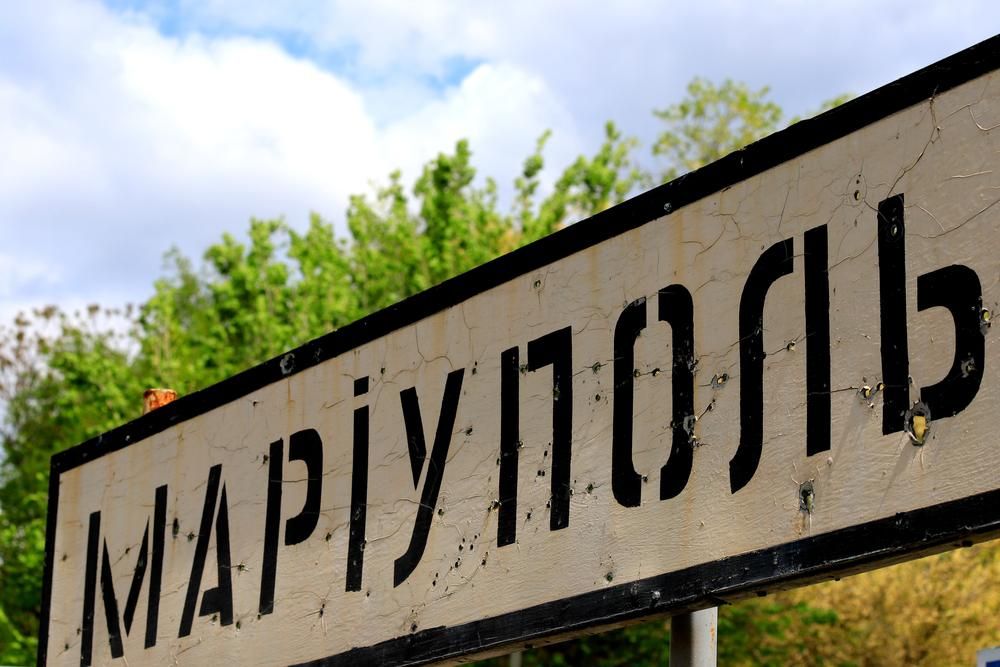 Mariupol helységnévtábla cirill betűkkel