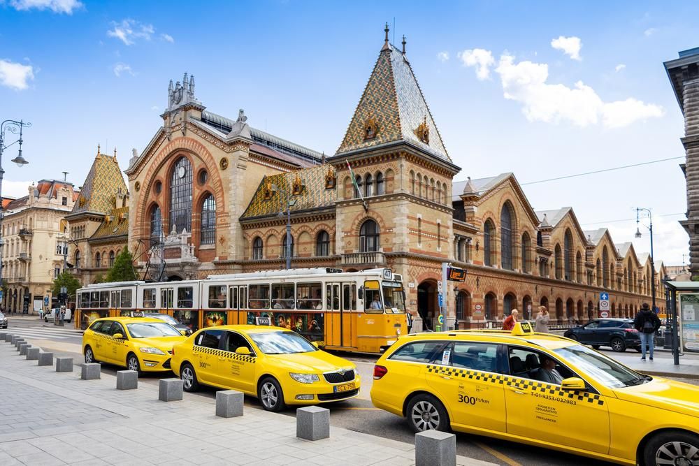 Taxisok várakoznak Budapesten