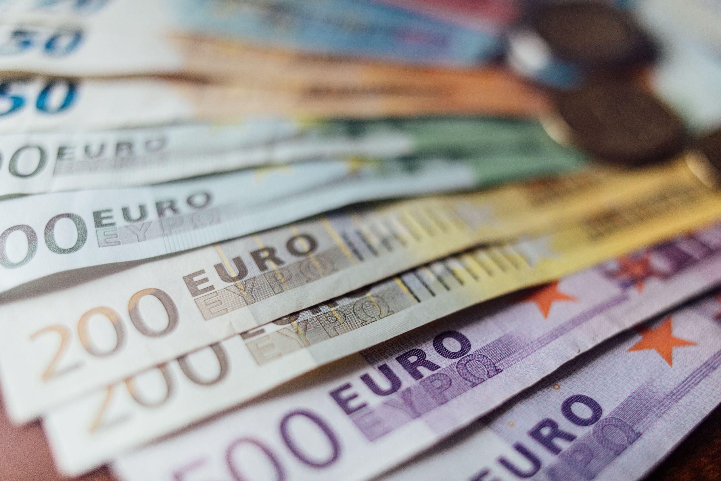 Erősödik a forint, miután erőteljesen emelte az alapkamatot a jegybank