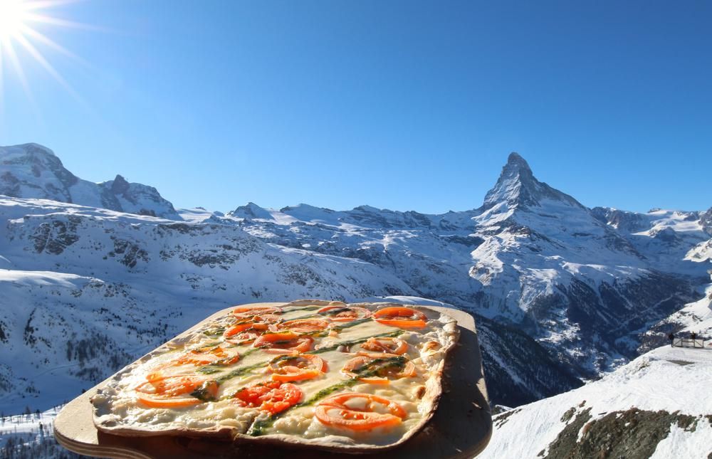 Alpok hegyláncai Svájcban és síelők kedvenc étele