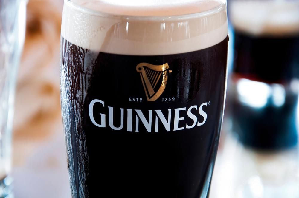 Egy pohár sötétbarna Guinness fehér habbal