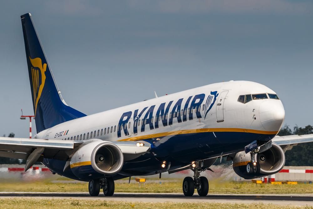 Ryanair repülőgép a földön kék-sárga logóval