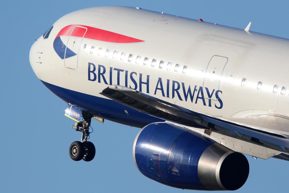 British Airways gépe kék-piros logóval