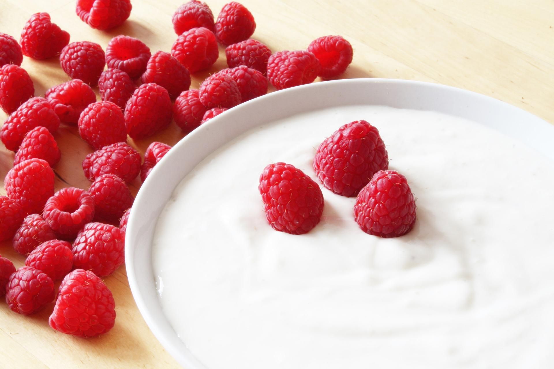 Fehér joghurt piros málnaszemekkel 