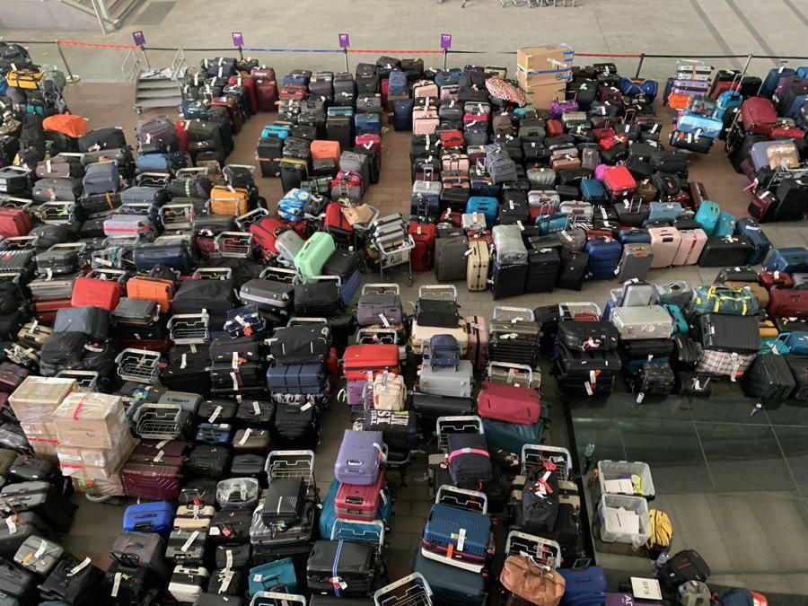 Mindenféle színű bőröndök a reptéren elfekvőben