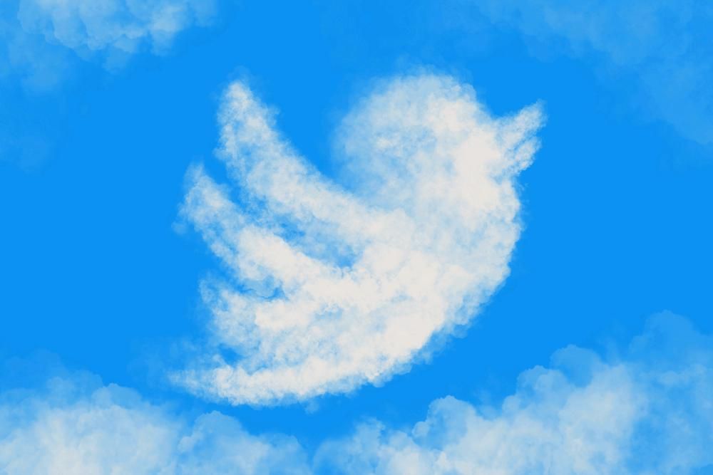 Twitter logó alakú felhők a kék égen