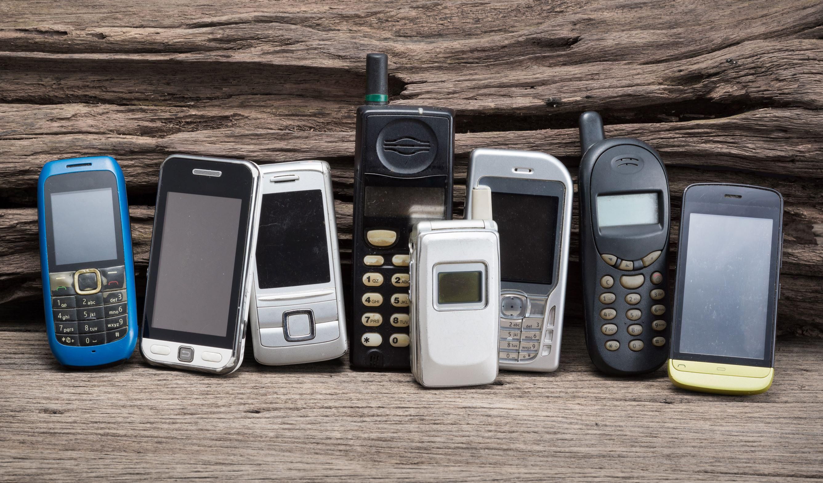 Tízből hat magyar tart otthon régi mobiltelefont is