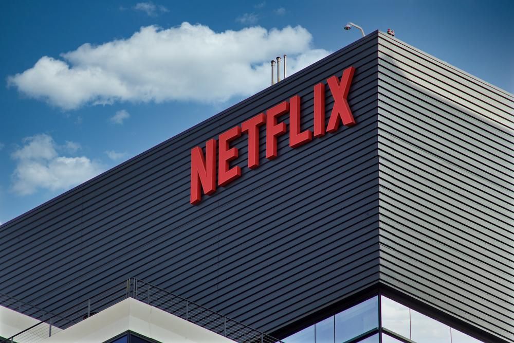 Piros Netflix logó egy épületen