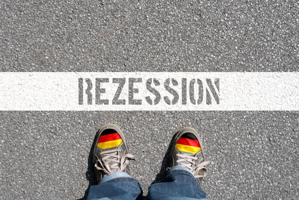 Német zászló színei egy pár tornacipőn recesszió felirat