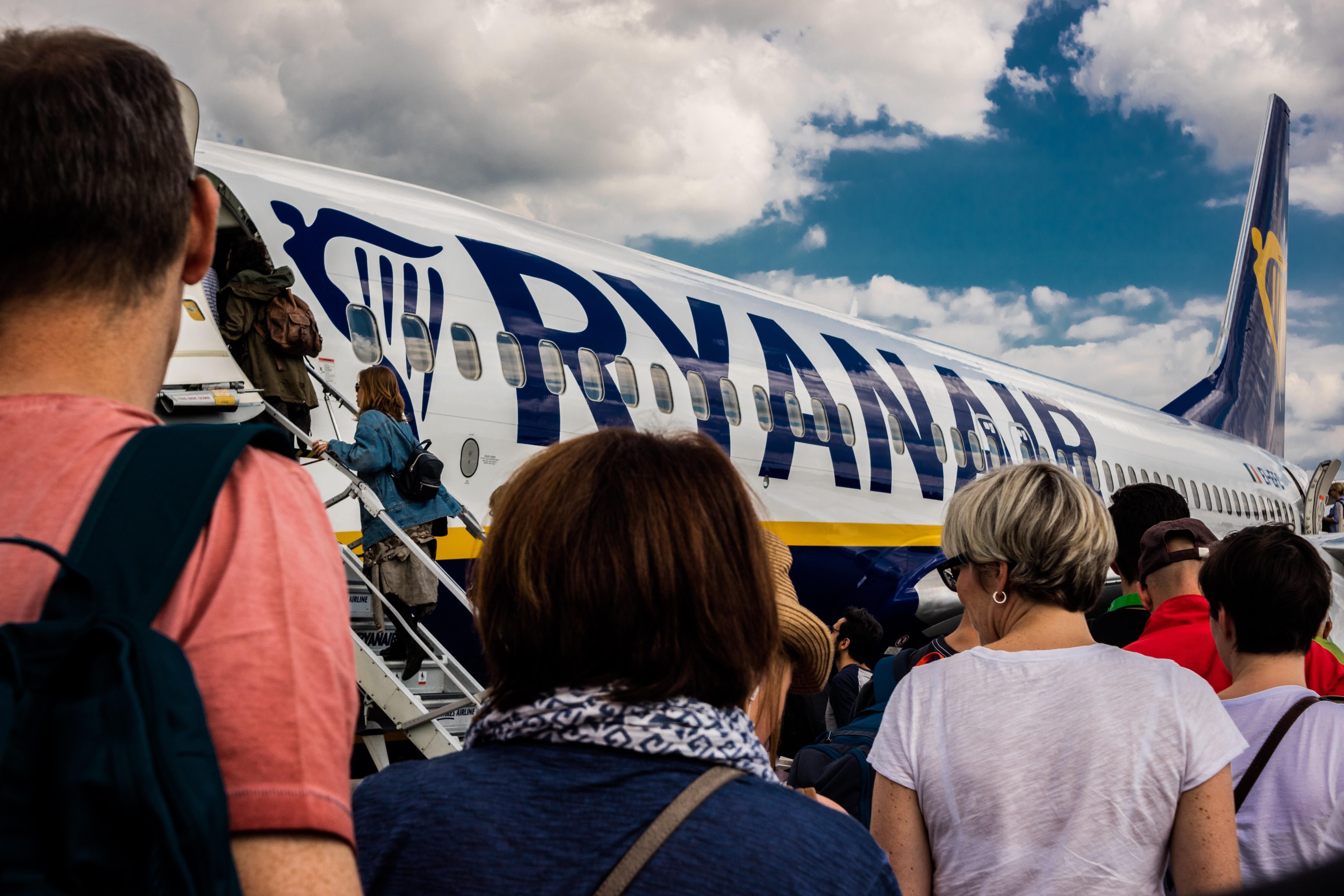 Utasok szállnak fel egy Ryanair gépre