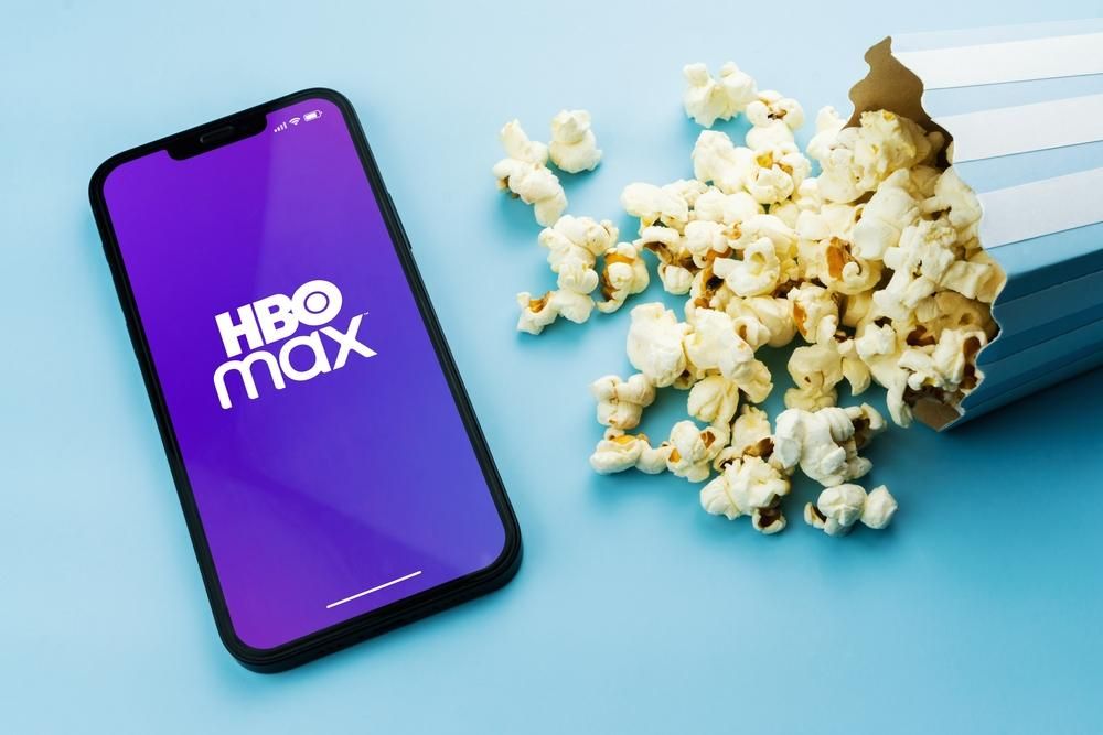 HBO max logó telefonon lilán és pattogatott kukorica