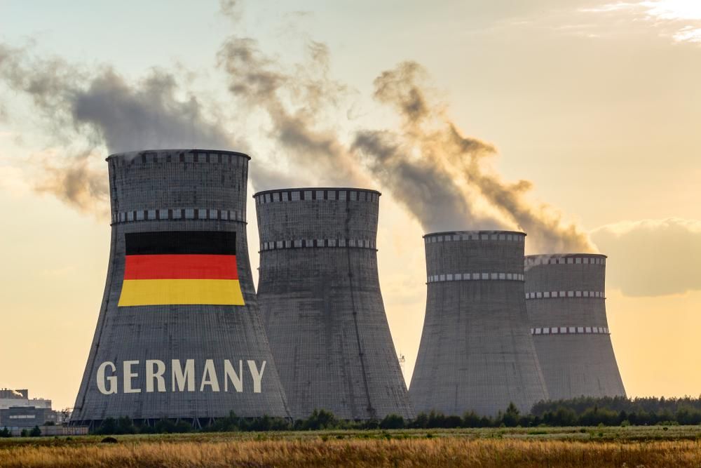 német zászló atomerőművek kéményein