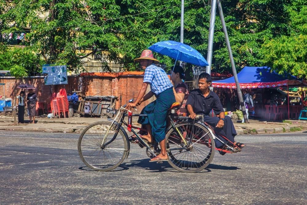 Mianmarban férfi biciklizik 